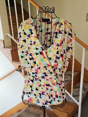 👚Attention Colorful Geometric Wrap Top